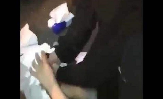 مشهدٌ مؤثّر.. ممرّضتان تنقذان شاباً ابتلع لسانه! (فيديو) مشهدٌ مؤثّر.. ممرّضتان تنقذان شاباً ابتلع لسانه! (فيديو)