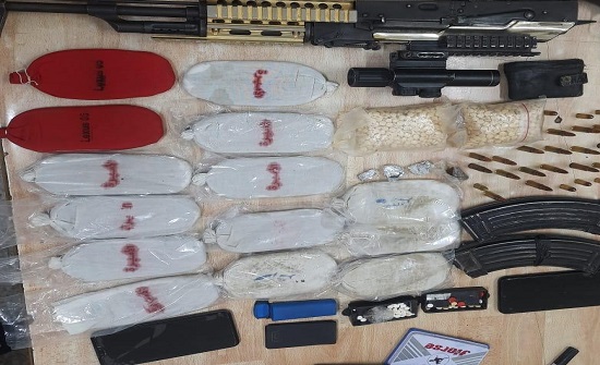 ضبط 10 آلاف حبة مخدرة بحوزة مروّجين جنوب عمان ضبط 10 آلاف حبة مخدرة بحوزة مروّجين جنوب عمان