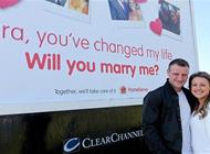 بالفيديو: يفاجىء حبيبته بعرض زواج وهي في طريقها للعمل