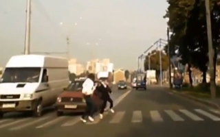 طفل برفقة والدته ينقذ نفسه من حادث سيارة