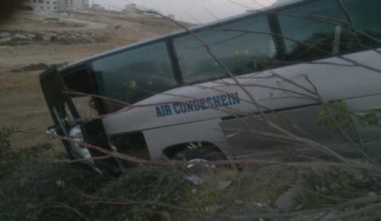 8 إصابات بحادث تدهور حافلة نقل ركاب على طريق المطار