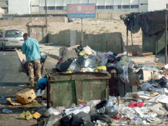 بلدية الرصيفة تزيل 350 طنا من النفايات