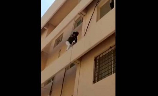 فيديو لأقوياء القلوب.. خاطر بحياته لإنقاذ طفل من السقوط! فيديو لأقوياء القلوب.. خاطر بحياته لإنقاذ طفل من السقوط!