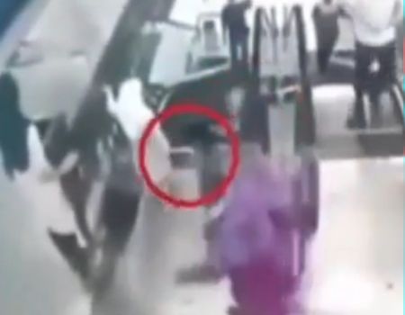 بالفيديو.. وفاة طفلة أمام والدتها بسبب لعبها في السلم الكهربائي بالفيديو.. وفاة طفلة أمام والدتها بسبب لعبها في السلم الكهربائي