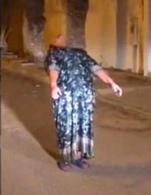 خادمة ترعب المارة بحركات غريبة