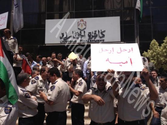 مراقبون: استمرار موظفي الجمارك بالإعتصام يسبب خسائر كبيرة مراقبون: استمرار موظفي الجمارك بالإعتصام يسبب خسائر كبيرة