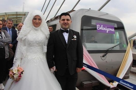 صور: عروسان تركيان يقيما أول حفل زفاف من نوعه صور: عروسان تركيان يقيما أول حفل زفاف من نوعه