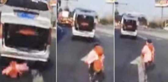 فيديو: طفل يسقط من صندوق سيارة على الطريق فيديو: طفل يسقط من صندوق سيارة على الطريق