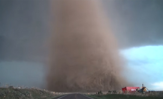 بالفيديو :لقطات مرعبة لإعصار يجتاح مزرعة