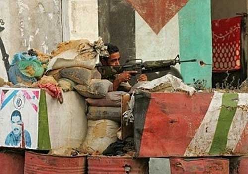 قتيل في اشتباكات داخل مخيم عين الحلوة للاجئين الفلسطينيين بلبنان