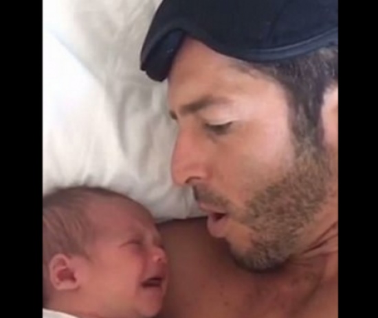 فيديو| أب يبتكر طريقة جديدة لإيقاف بكاء طفلته