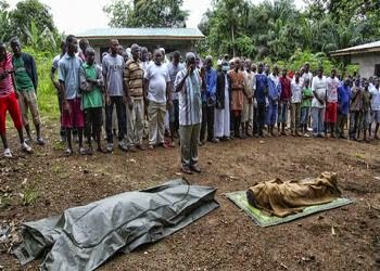 نهوض امرأتين متوفيتين أثناء تشييع جنازتيهما في ليبيريا