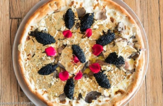 بيتزا بأوراق الذهب 24 قيراط على لائحة الطعام