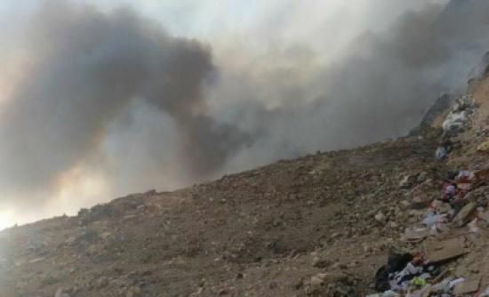 محاولة إخماد حريق كبير في مكب الأكيدر محاولة إخماد حريق كبير في مكب الأكيدر