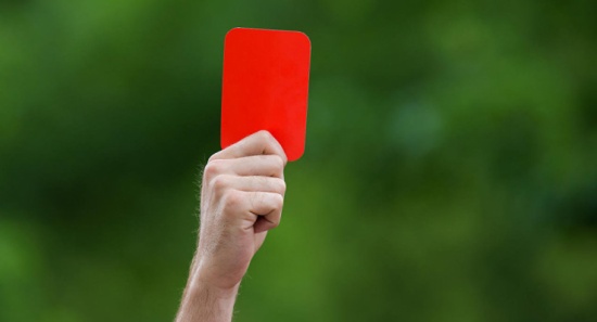 لاعب كرة قدم سويدي يخرج "ريحاً" قرب خصمه.. وهذا رد فعل الحكم