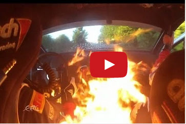 نجاة سائق سيارة رياضية ومساعده من حريق