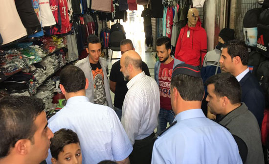 بالصور : الرزاز يتفقد الأسواق في الزرقاء قبيل عيد الأضحى المبارك