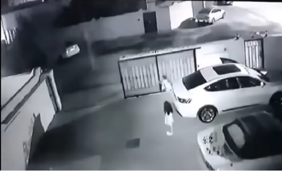 بالفيديو : نجاة طفلة اماراتية صغيرة من الموت داخل فناء منزلها بالفيديو : نجاة طفلة اماراتية صغيرة من الموت داخل فناء منزلها