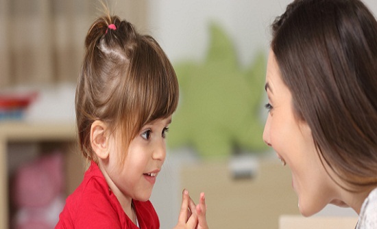 كيف تُوقِف طفلك عن مقاطعة حديثك؟ هكذا يتعلم أنه ليس مركز الكون كيف تُوقِف طفلك عن مقاطعة حديثك؟ هكذا يتعلم أنه ليس مركز الكون