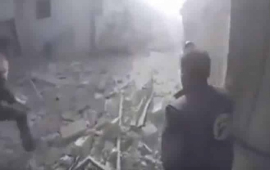 شاهد: لحظات مذهلة لاستخراج طفلة سورية من تحت الأنقاض في الغوطة الشرقية