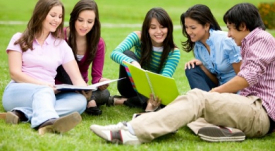 لص يتسلل إلى منازل طلاب لـ.. دغدغة أقدامهم