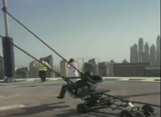 بالفيديو: رجل يقذف بطريقة جنونية من فوق برج