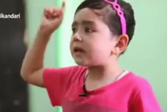 شاهد.. ماذا قالت طفلة في الخامسة عن القرآن الكريم؟