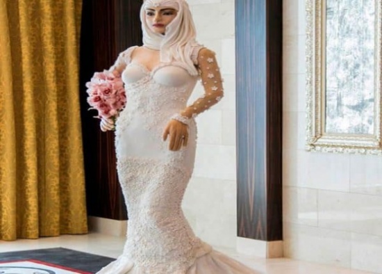 بالصور: كعكة زفاف على شكل عروس محجبة مزينة بالماس واللؤلؤ بالصور: كعكة زفاف على شكل عروس محجبة مزينة بالماس واللؤلؤ