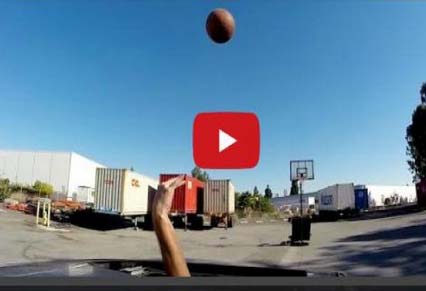 بالفيديو: شاب يستعرض مهاراته في كرة السلة بسيارته