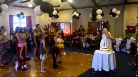 فتاة تلقي رضيعا أرضا