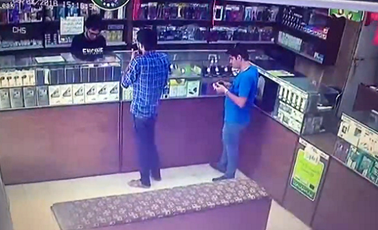 بالفيديو: ولاعة تنفجر في وجه شاب مصري أثناء إشعاله سيجارة بالفيديو: ولاعة تنفجر في وجه شاب مصري أثناء إشعاله سيجارة