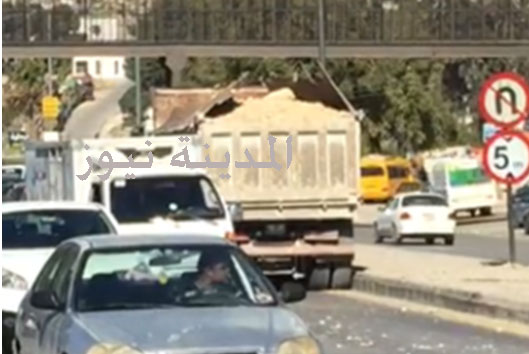 بالصور : قلاب محمل بالرمال يجتاز الجزيرة ويدهس رجلا في الجهة المقابلة