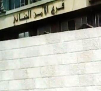 النظام السوري يحمي مقراته بالأسوار النظام السوري يحمي مقراته بالأسوار