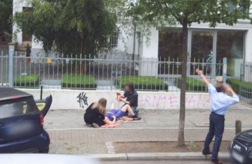 المغرب : سيدة تضع مولودها بالشارع العام