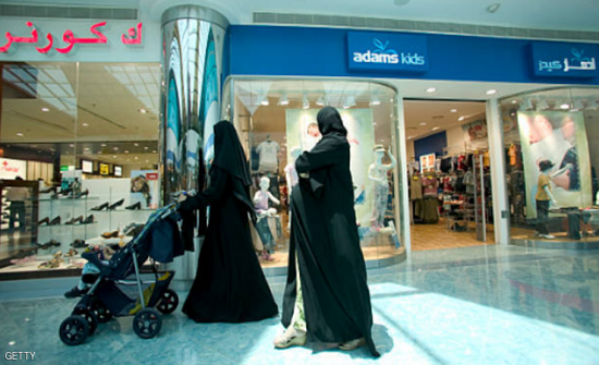 بالتفاصيل: خلعت عباءتها لتنقذ رجلاً من الموت!