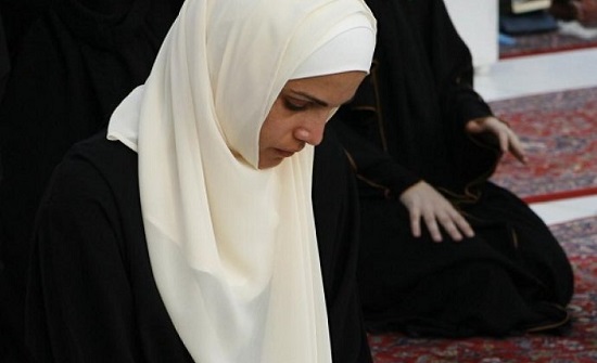 الملكة رانيا تصطحب فتيات أيتام وسيدات لأداء العمرة الملكة رانيا تصطحب فتيات أيتام وسيدات لأداء العمرة