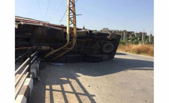 شاحنة تصطدم بعمود ضغط عالي تقطع المياه عن اربد