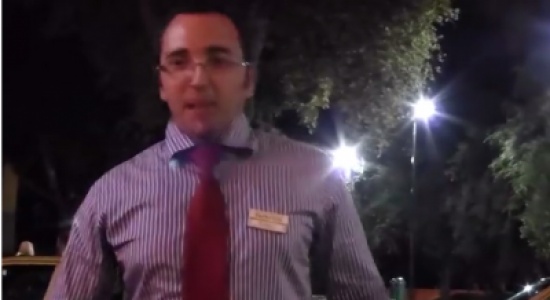 شاب يصنع لنفسه صدى بشكل غريب . من دون اي مكبرات