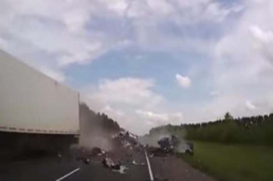 شاهد.. لحظة وقوع حادث مروع بسبب التجاوز الخاطئ