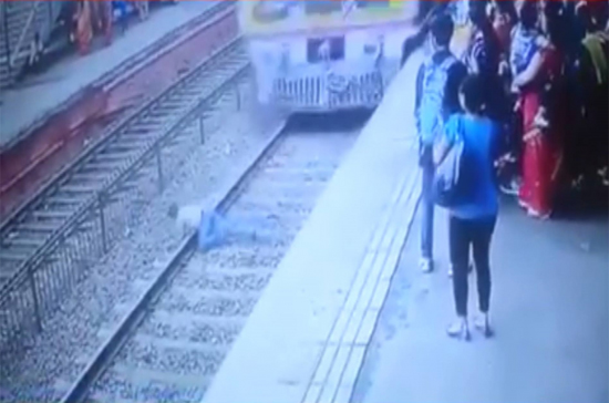 فيديو مروع.. لحظة انتحار شخص!