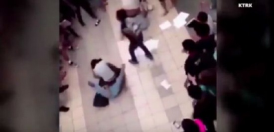 شاهد.. طالب يرقص وسط عراك عنيف بين فتيات