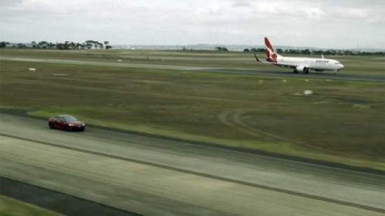 فيديو: سباق مجنون بين طائرة بوينغ وسيارة كهربائية