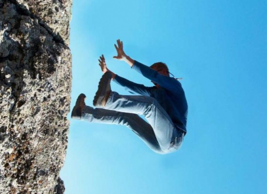 حلم الامتحان والسقوط من الأعلى يراودك باستمرار.. ما هو السر؟