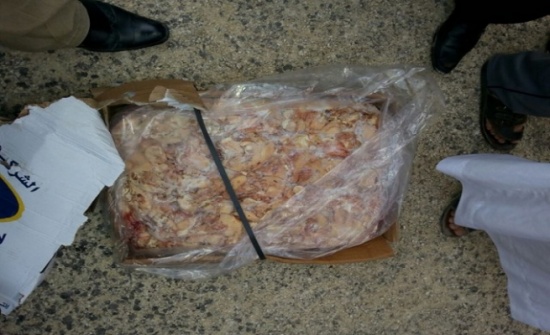 بالصور : اتلاف دجاج فاسد في طريقه للجمعيات الخيرية بالصور : اتلاف دجاج فاسد في طريقه للجمعيات الخيرية