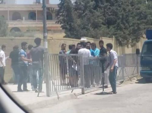 بالصور ... طالب " توجيهي " يحمل مروحة الى قاعة الامتحان