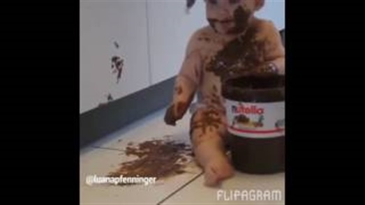 بالفيديو..  طفلة عثرت على إناء شكولاته