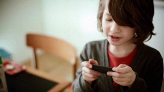 أم اخترعت تطبيقاً يرغم أطفالها على إجابة اتصالاتها