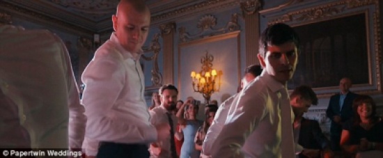 فيديو : عريس يفاجئ عروسه برقصة مذهلة