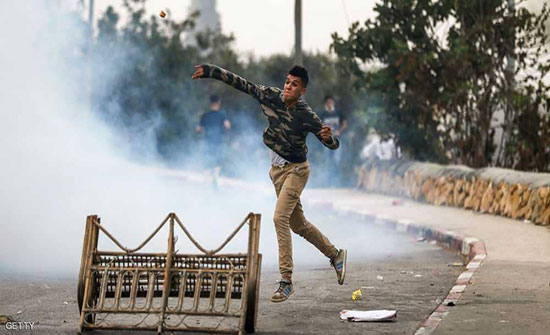 عشرات الفلسطينيين يشتبكون مع مستوطنين عشرات الفلسطينيين يشتبكون مع مستوطنين