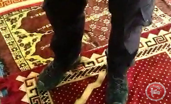 بالفيديو : ضابط إسرائيلي يستفزّ المصلين بباب الرحمة بالفيديو : ضابط إسرائيلي يستفزّ المصلين بباب الرحمة